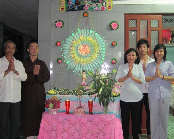Chư Tăng chùa Khánh Ninh chúc phúc Phật tử tại tư gia có lễ đài Phật đản