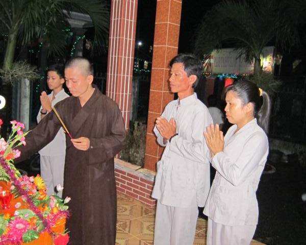 Chư Tăng chùa Khánh Ninh chúc phúc Phật tử tại tư gia có lễ đài Phật đản