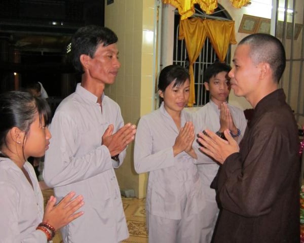 Chư Tăng chùa Khánh Ninh chúc phúc Phật tử tại tư gia có lễ đài Phật đản
