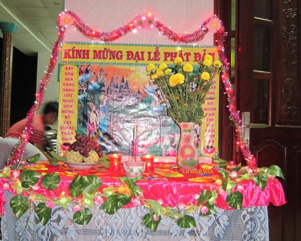 Chư Tăng chùa Khánh Ninh chúc phúc Phật tử tại tư gia có lễ đài Phật đản
