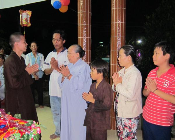 Chư Tăng chùa Khánh Ninh chúc phúc Phật tử tại tư gia có lễ đài Phật đản