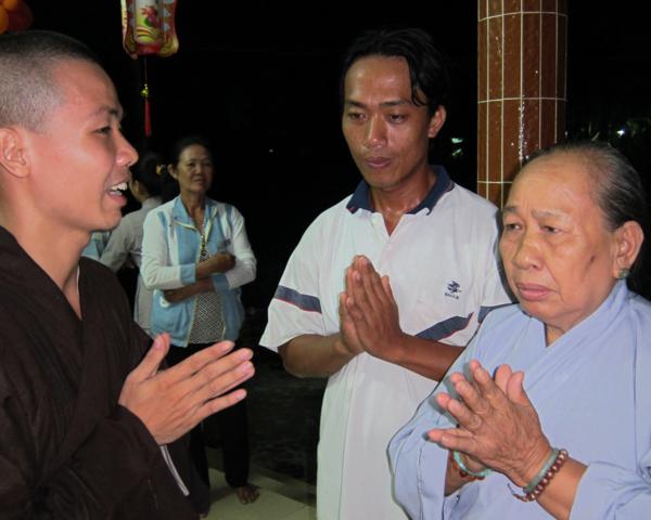Chư Tăng chùa Khánh Ninh chúc phúc Phật tử tại tư gia có lễ đài Phật đản