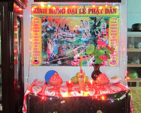 Chư Tăng chùa Khánh Ninh chúc phúc Phật tử tại tư gia có lễ đài Phật đản