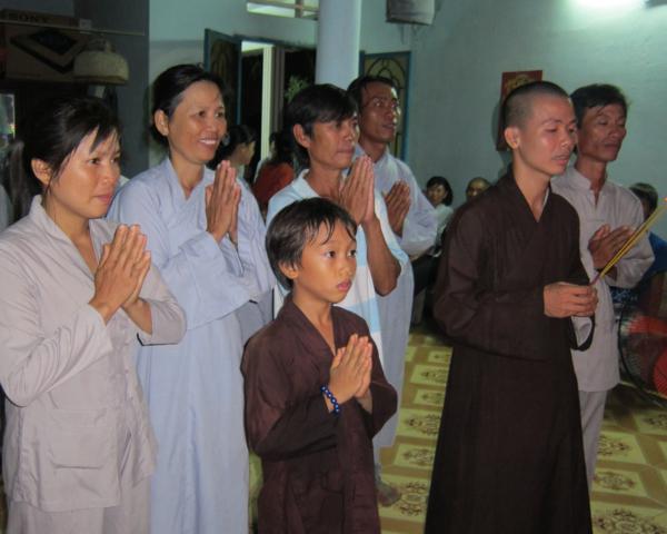 Chư Tăng chùa Khánh Ninh chúc phúc Phật tử tại tư gia có lễ đài Phật đản