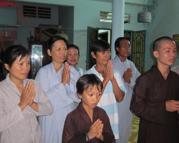 Chư Tăng chùa Khánh Ninh chúc phúc Phật tử tại tư gia có lễ đài Phật đản