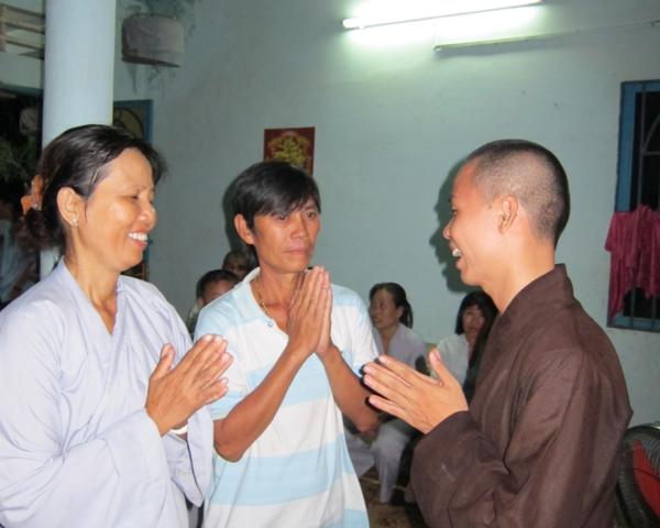 Chư Tăng chùa Khánh Ninh chúc phúc Phật tử tại tư gia có lễ đài Phật đản