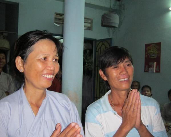 Chư Tăng chùa Khánh Ninh chúc phúc Phật tử tại tư gia có lễ đài Phật đản