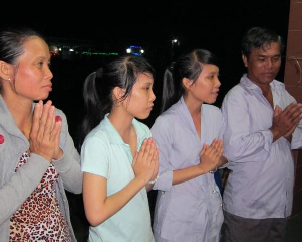 Chư Tăng chùa Khánh Ninh chúc phúc Phật tử tại tư gia có lễ đài Phật đản