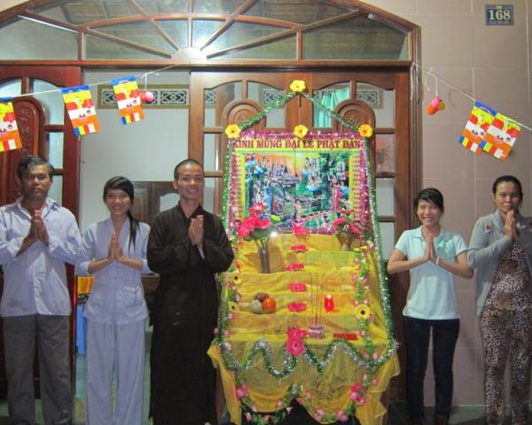 Chư Tăng chùa Khánh Ninh chúc phúc Phật tử tại tư gia có lễ đài Phật đản