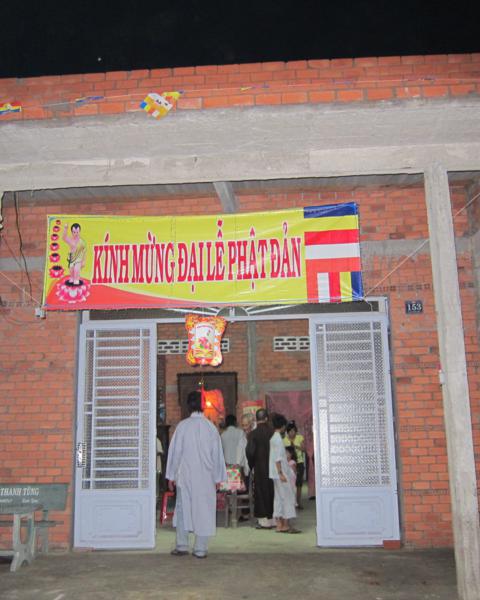 Chư Tăng chùa Khánh Ninh chúc phúc Phật tử tại tư gia có lễ đài Phật đản