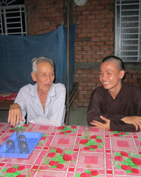 Chư Tăng chùa Khánh Ninh chúc phúc Phật tử tại tư gia có lễ đài Phật đản