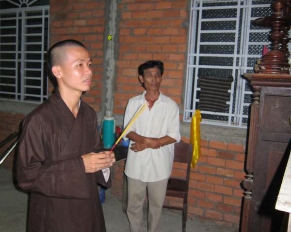Chư Tăng chùa Khánh Ninh chúc phúc Phật tử tại tư gia có lễ đài Phật đản