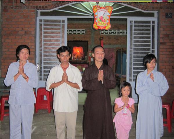 Chư Tăng chùa Khánh Ninh chúc phúc Phật tử tại tư gia có lễ đài Phật đản