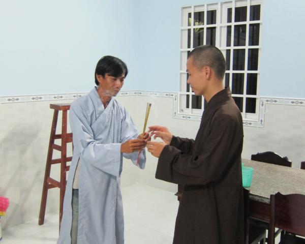 Chư Tăng chùa Khánh Ninh chúc phúc Phật tử tại tư gia có lễ đài Phật đản