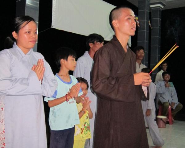 Chư Tăng chùa Khánh Ninh chúc phúc Phật tử tại tư gia có lễ đài Phật đản