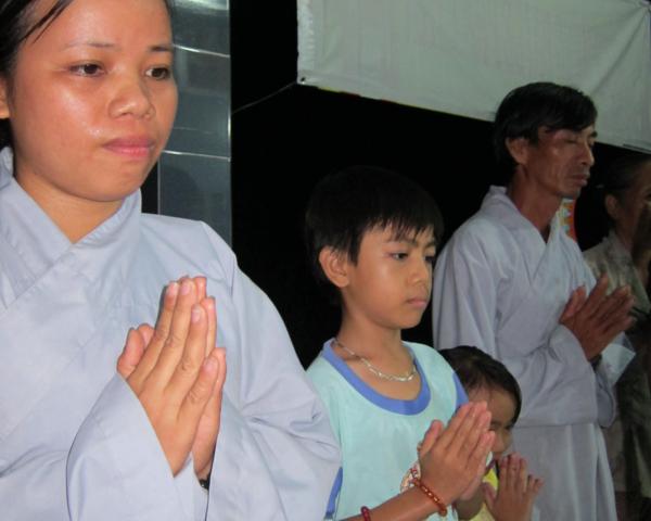 Chư Tăng chùa Khánh Ninh chúc phúc Phật tử tại tư gia có lễ đài Phật đản