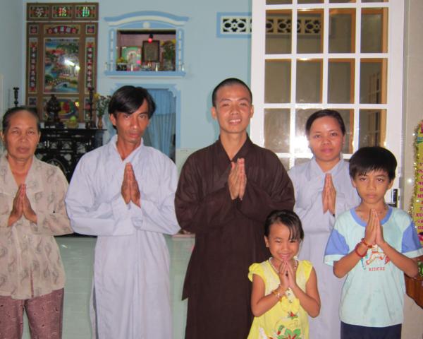 Chư Tăng chùa Khánh Ninh chúc phúc Phật tử tại tư gia có lễ đài Phật đản