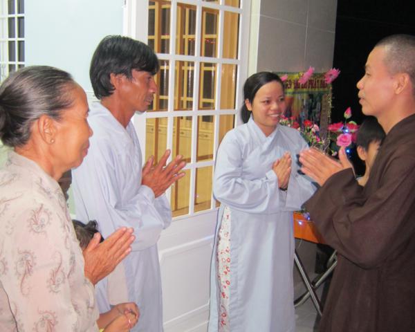Chư Tăng chùa Khánh Ninh chúc phúc Phật tử tại tư gia có lễ đài Phật đản