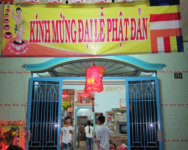 Chư Tăng chùa Khánh Ninh chúc phúc Phật tử tại tư gia có lễ đài Phật đản