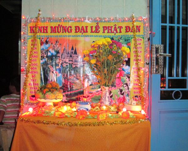 Chư Tăng chùa Khánh Ninh chúc phúc Phật tử tại tư gia có lễ đài Phật đản