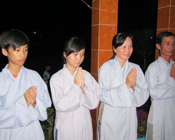 Chư Tăng chùa Khánh Ninh chúc phúc Phật tử tại tư gia có lễ đài Phật đản