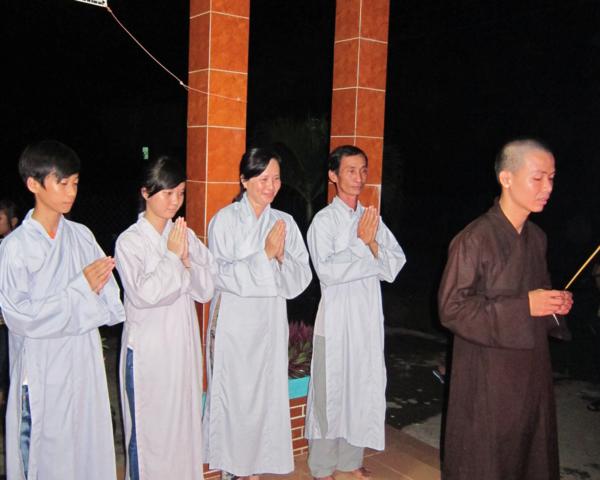 Chư Tăng chùa Khánh Ninh chúc phúc Phật tử tại tư gia có lễ đài Phật đản