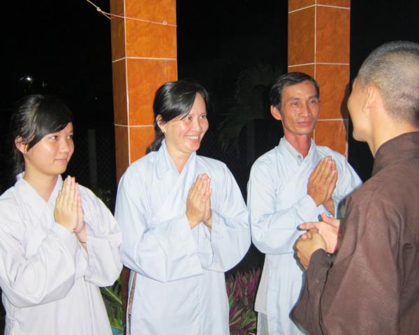 Chư Tăng chùa Khánh Ninh chúc phúc Phật tử tại tư gia có lễ đài Phật đản