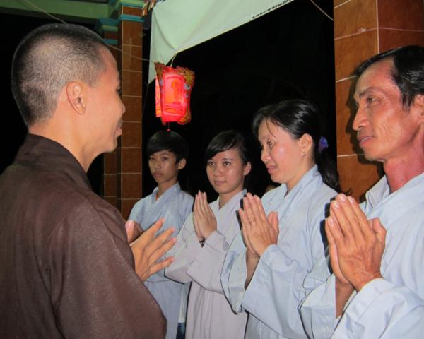 Chư Tăng chùa Khánh Ninh chúc phúc Phật tử tại tư gia có lễ đài Phật đản