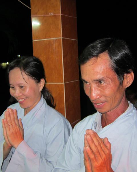 Chư Tăng chùa Khánh Ninh chúc phúc Phật tử tại tư gia có lễ đài Phật đản