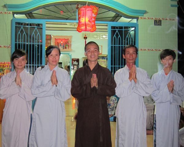 Chư Tăng chùa Khánh Ninh chúc phúc Phật tử tại tư gia có lễ đài Phật đản