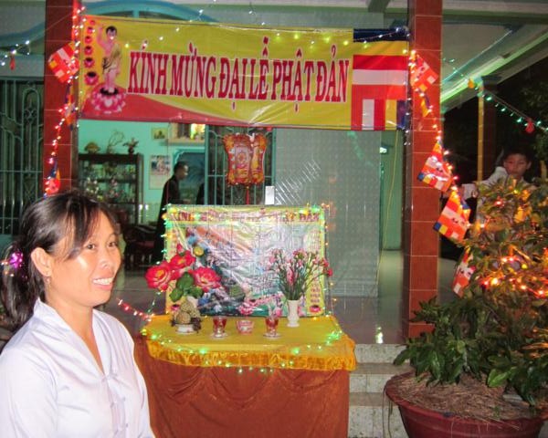 Chư Tăng chùa Khánh Ninh chúc phúc Phật tử tại tư gia có lễ đài Phật đản