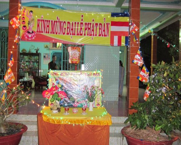 Chư Tăng chùa Khánh Ninh chúc phúc Phật tử tại tư gia có lễ đài Phật đản