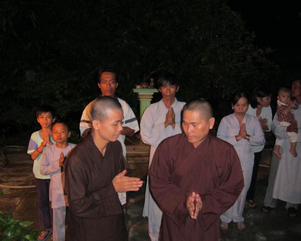 Chư Tăng chùa Khánh Ninh chúc phúc Phật tử tại tư gia có lễ đài Phật đản