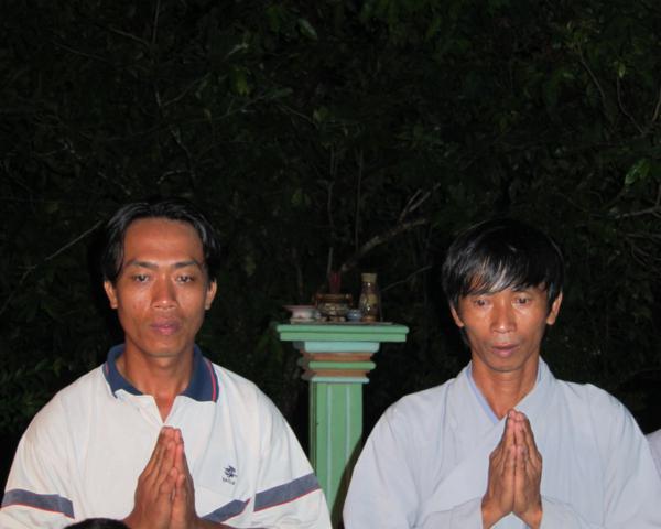 Chư Tăng chùa Khánh Ninh chúc phúc Phật tử tại tư gia có lễ đài Phật đản