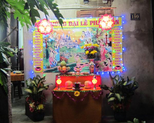 Chư Tăng chùa Khánh Ninh chúc phúc Phật tử tại tư gia có lễ đài Phật đản