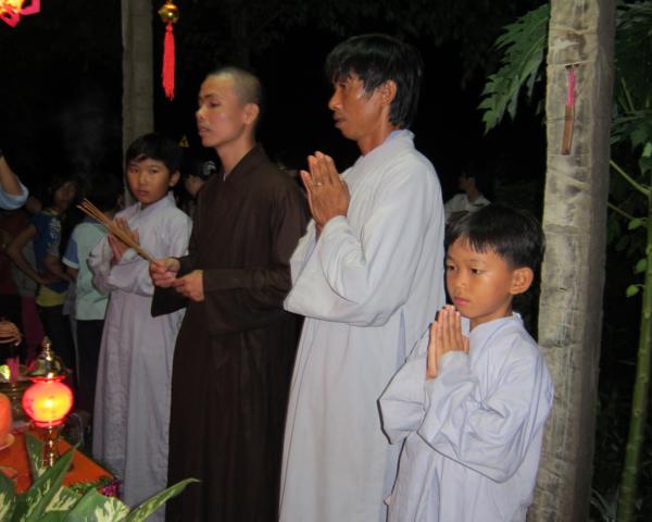 Chư Tăng chùa Khánh Ninh chúc phúc Phật tử tại tư gia có lễ đài Phật đản
