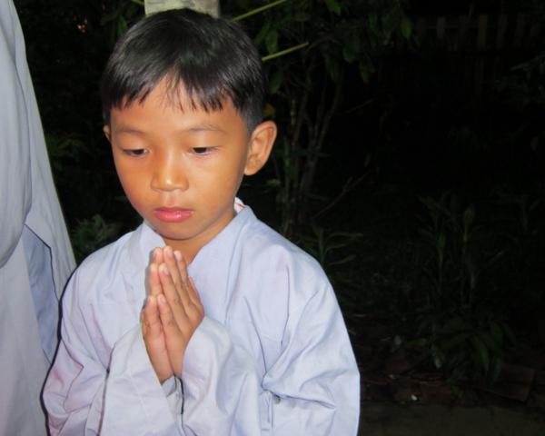 Chư Tăng chùa Khánh Ninh chúc phúc Phật tử tại tư gia có lễ đài Phật đản
