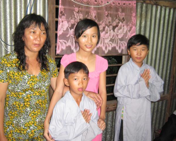 Chư Tăng chùa Khánh Ninh chúc phúc Phật tử tại tư gia có lễ đài Phật đản