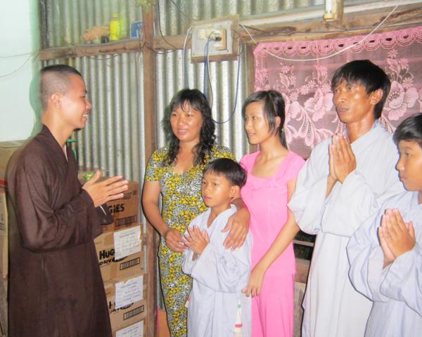 Chư Tăng chùa Khánh Ninh chúc phúc Phật tử tại tư gia có lễ đài Phật đản