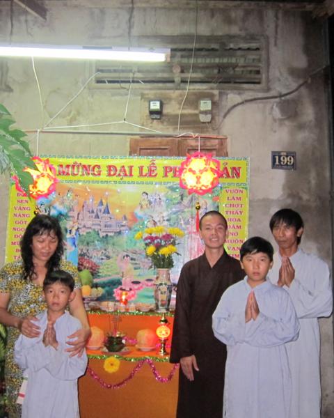 Chư Tăng chùa Khánh Ninh chúc phúc Phật tử tại tư gia có lễ đài Phật đản