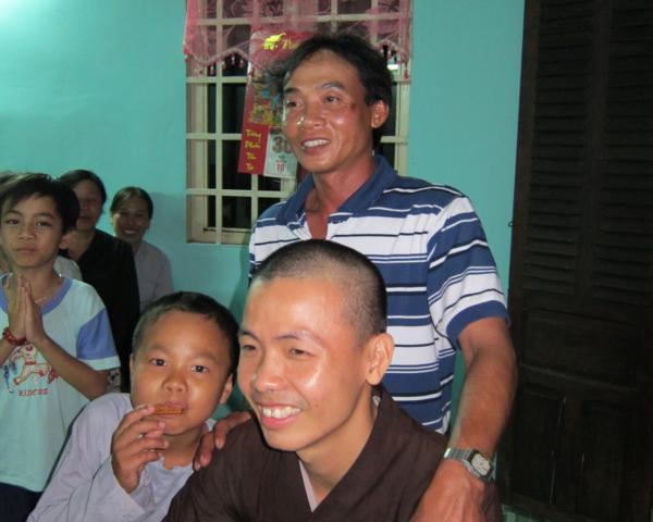 Chư Tăng chùa Khánh Ninh chúc phúc Phật tử tại tư gia có lễ đài Phật đản
