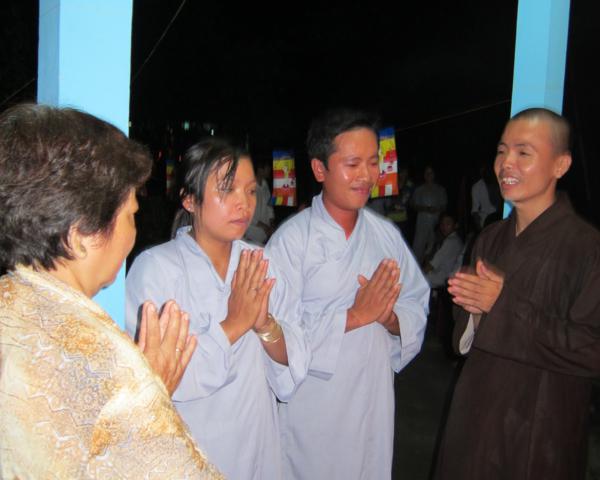 Chư Tăng chùa Khánh Ninh chúc phúc Phật tử tại tư gia có lễ đài Phật đản