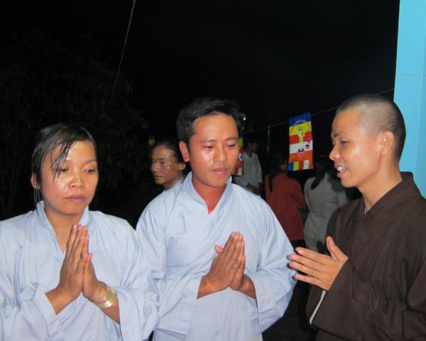 Chư Tăng chùa Khánh Ninh chúc phúc Phật tử tại tư gia có lễ đài Phật đản