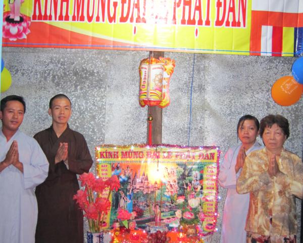 Chư Tăng chùa Khánh Ninh chúc phúc Phật tử tại tư gia có lễ đài Phật đản