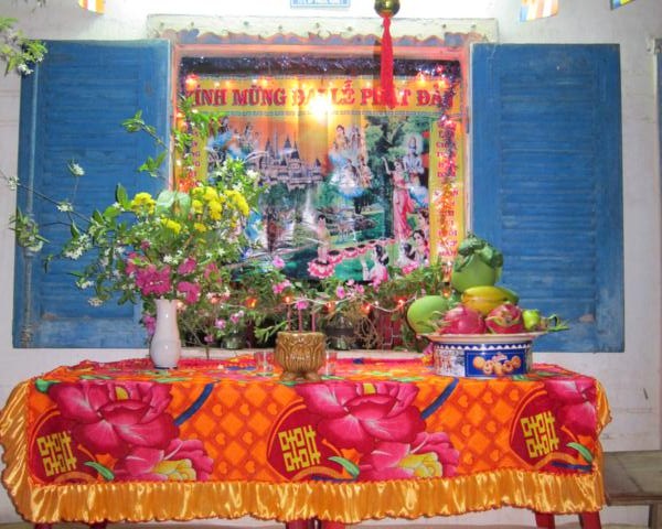 Chư Tăng chùa Khánh Ninh chúc phúc Phật tử tại tư gia có lễ đài Phật đản