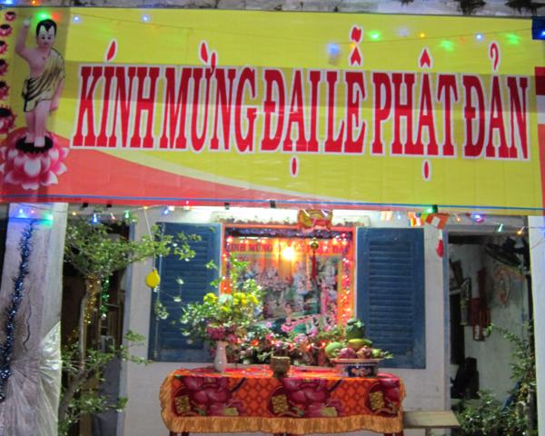 Chư Tăng chùa Khánh Ninh chúc phúc Phật tử tại tư gia có lễ đài Phật đản