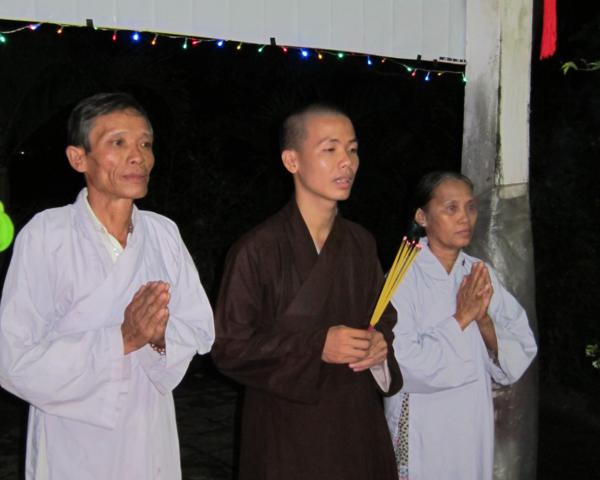 Chư Tăng chùa Khánh Ninh chúc phúc Phật tử tại tư gia có lễ đài Phật đản