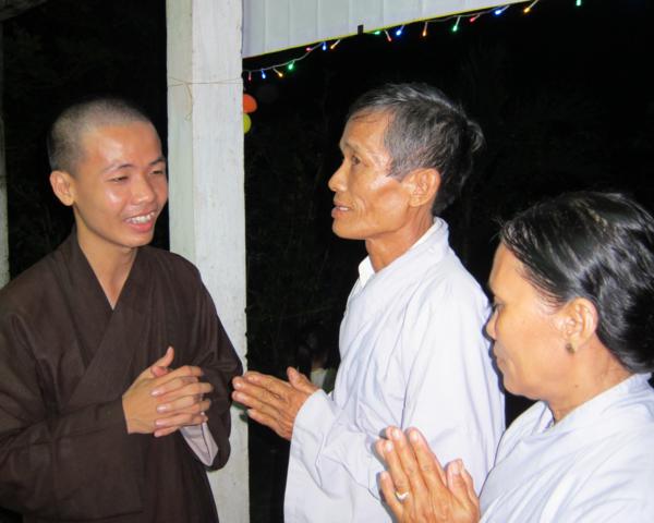 Chư Tăng chùa Khánh Ninh chúc phúc Phật tử tại tư gia có lễ đài Phật đản
