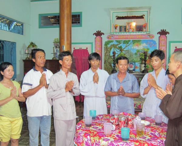 Chư Tăng chùa Khánh Ninh chúc phúc Phật tử tại tư gia có lễ đài Phật đản