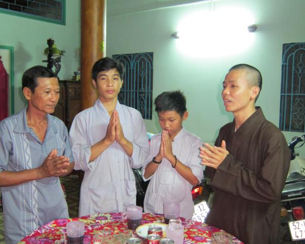 Chư Tăng chùa Khánh Ninh chúc phúc Phật tử tại tư gia có lễ đài Phật đản